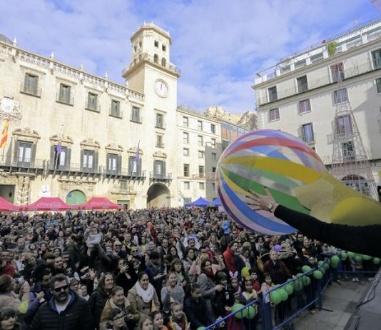 Milers de xiquets i famílies es donen cita en la Plaça de l’Ajuntament d’Alacant per al Cap d’any infantil