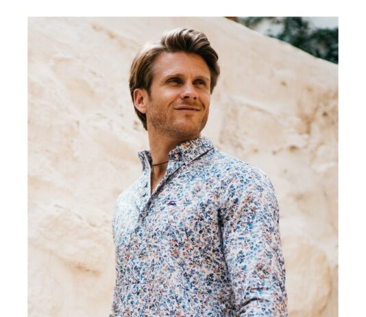 camisa estampada slim fit flores multicolor