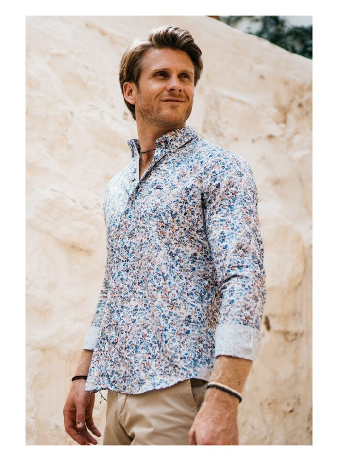 camisa estampada slim fit flores multicolor