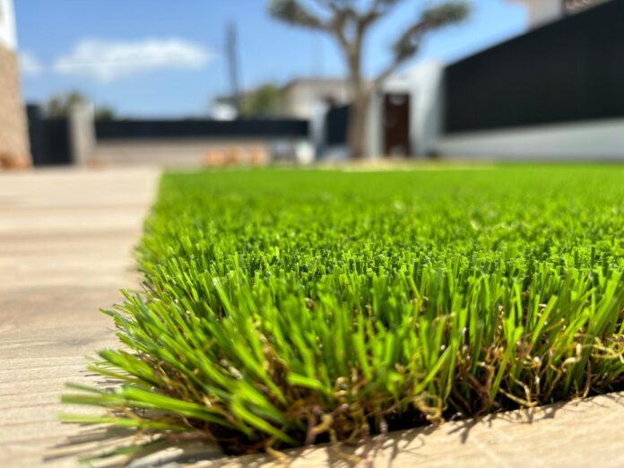instalar cesped artificial profesional jardiart