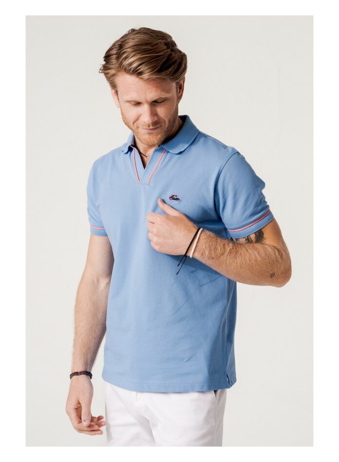 polo manga corta celeste con detalles coral