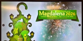 Fiestas de la Magdalena 2026 en Castellón con ambiente festivo, gaiatas iluminadas y público celebrando en el centro de la ciudad