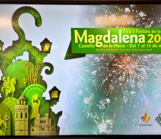 Fiestas de la Magdalena 2026 en Castellón con ambiente festivo, gaiatas iluminadas y público celebrando en el centro de la ciudad