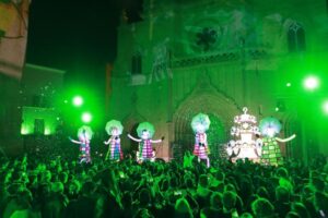Concierto multitudinario durante las Fiestas de la Magdalena 2026 en Castellón con escenario y público