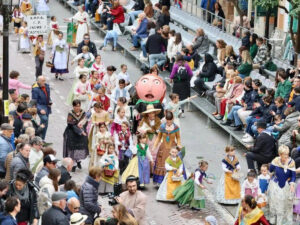 Desfile nocturno de Gaiatas iluminadas durante las Fiestas de la Magdalena 2026 en Castellón