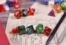 Dados y fichas de personaje para jugar a juegos de rol de mesa