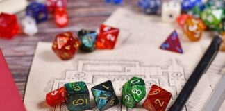 Dados y fichas de personaje para jugar a juegos de rol de mesa