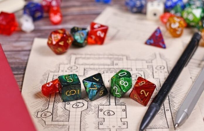 Dados y fichas de personaje para jugar a juegos de rol de mesa