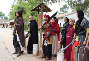 Grupo de jugadores participando en una partida de rol en vivo con disfraces y ambientación de fantasía